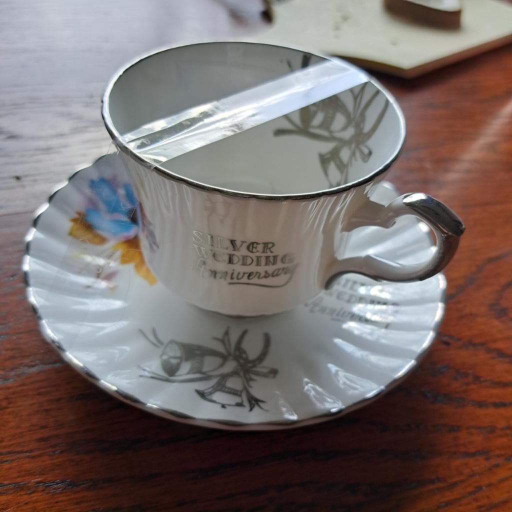 Royal Stafford Silver Wedding Anniversary kop en schotel, Antiek en Kunst, Antiek | Servies los, Ophalen of Verzenden