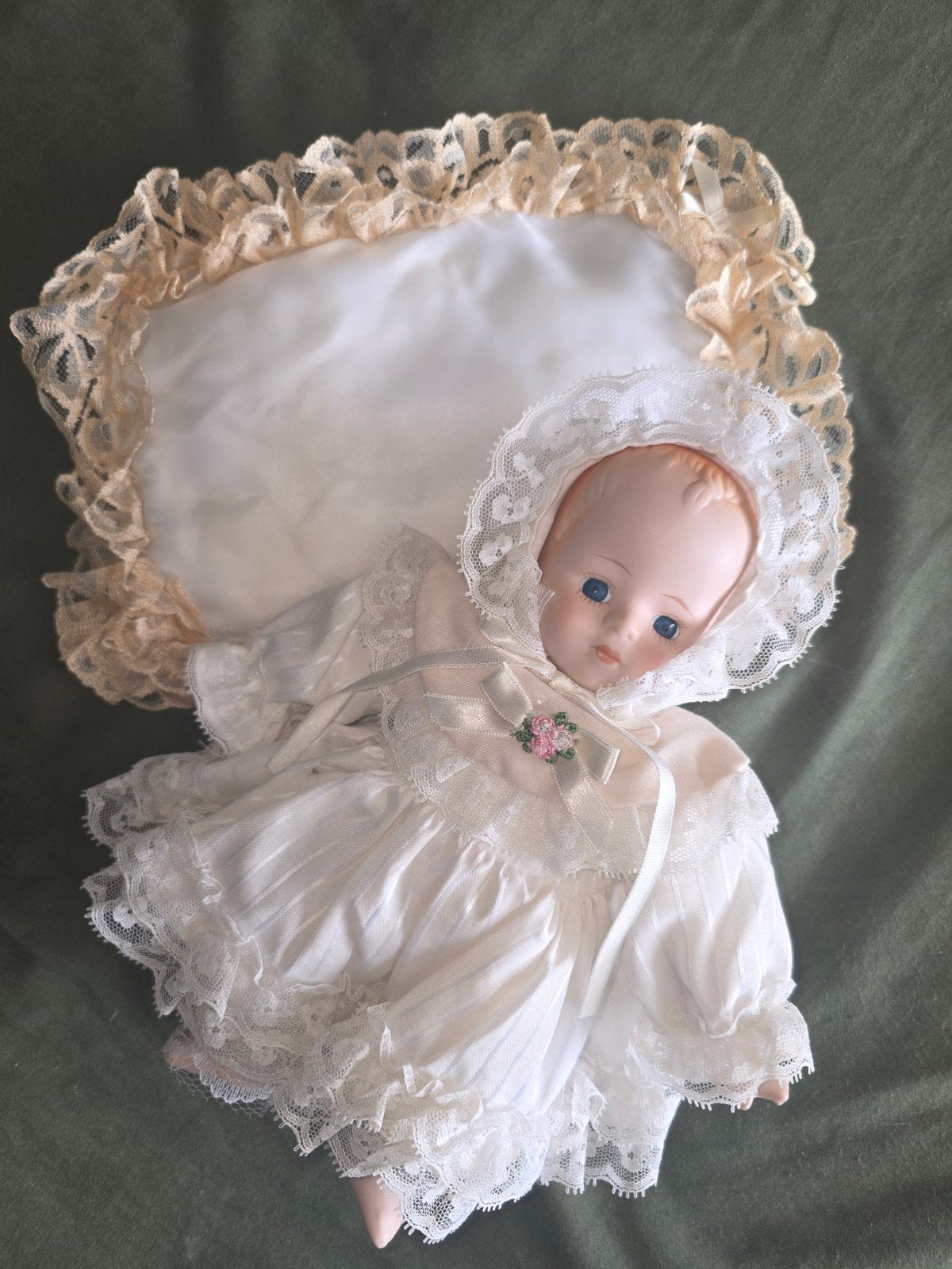 Antieke porseleinen babypop met kanten kleding en kussen, Verzamelen, Poppen, Ophalen of Verzenden