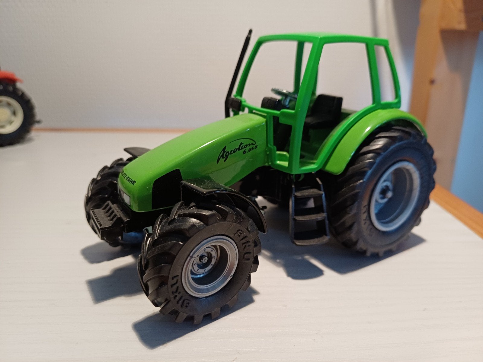 Britains Siku Deutz Fahr Agrotron 6.05, Hobby en Vrije tijd, Modelauto's | 1:32, Ophalen of Verzenden, Zo goed als nieuw, Tractor of Landbouw
