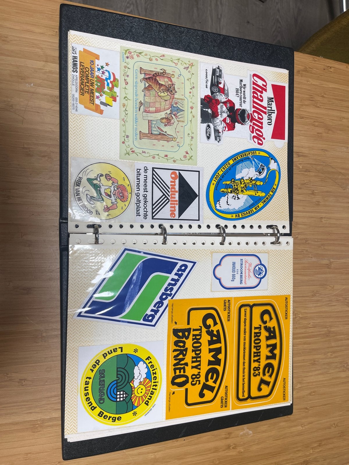 Vintage stickers in map met diverse reclame en stripfiguren, Ophalen of Verzenden, Gebruikt, Merk