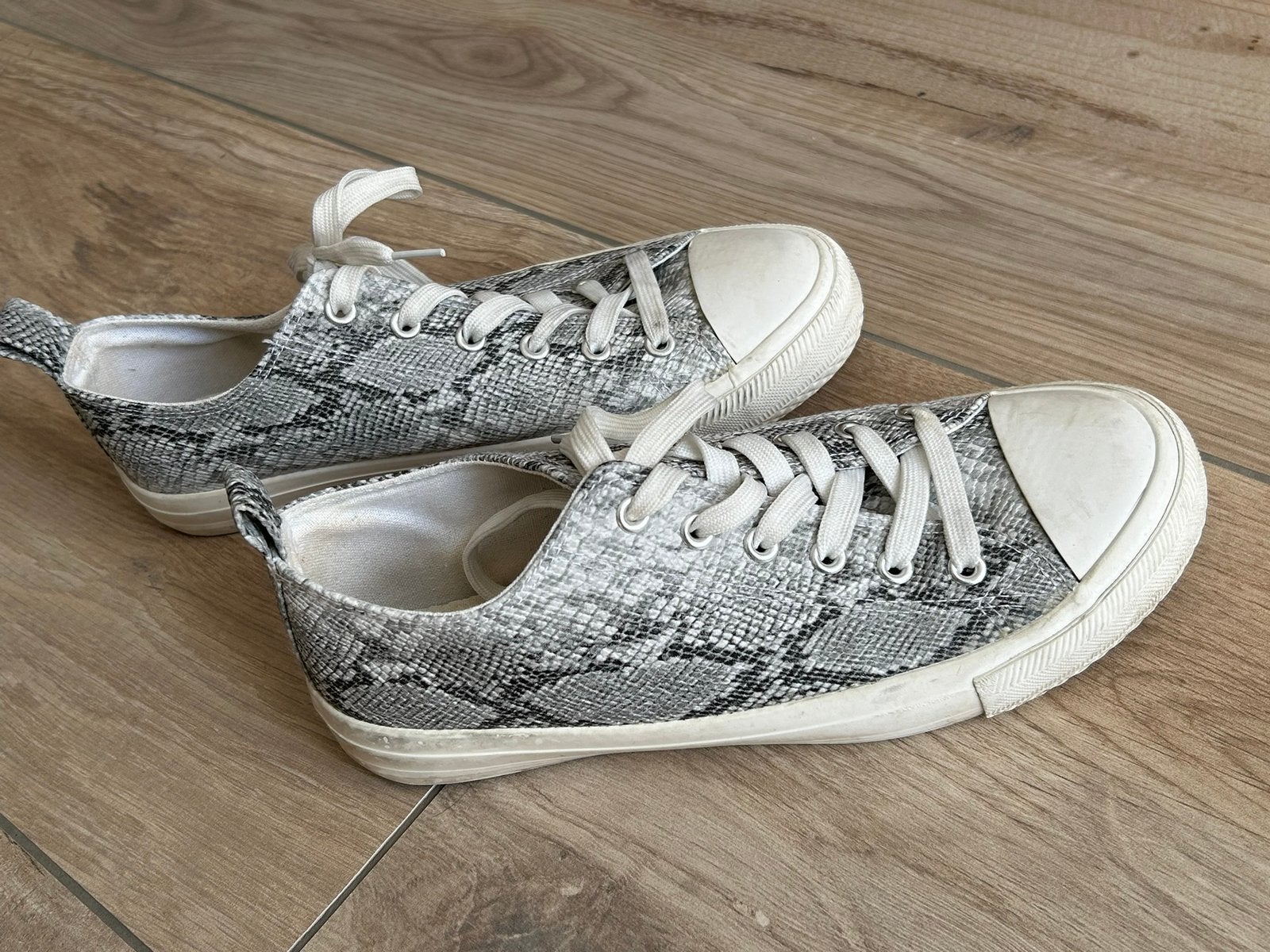 Primark gympen met slangenprint, maat 39, Wit, Ophalen of Verzenden, Sneakers of Gympen, Gedragen