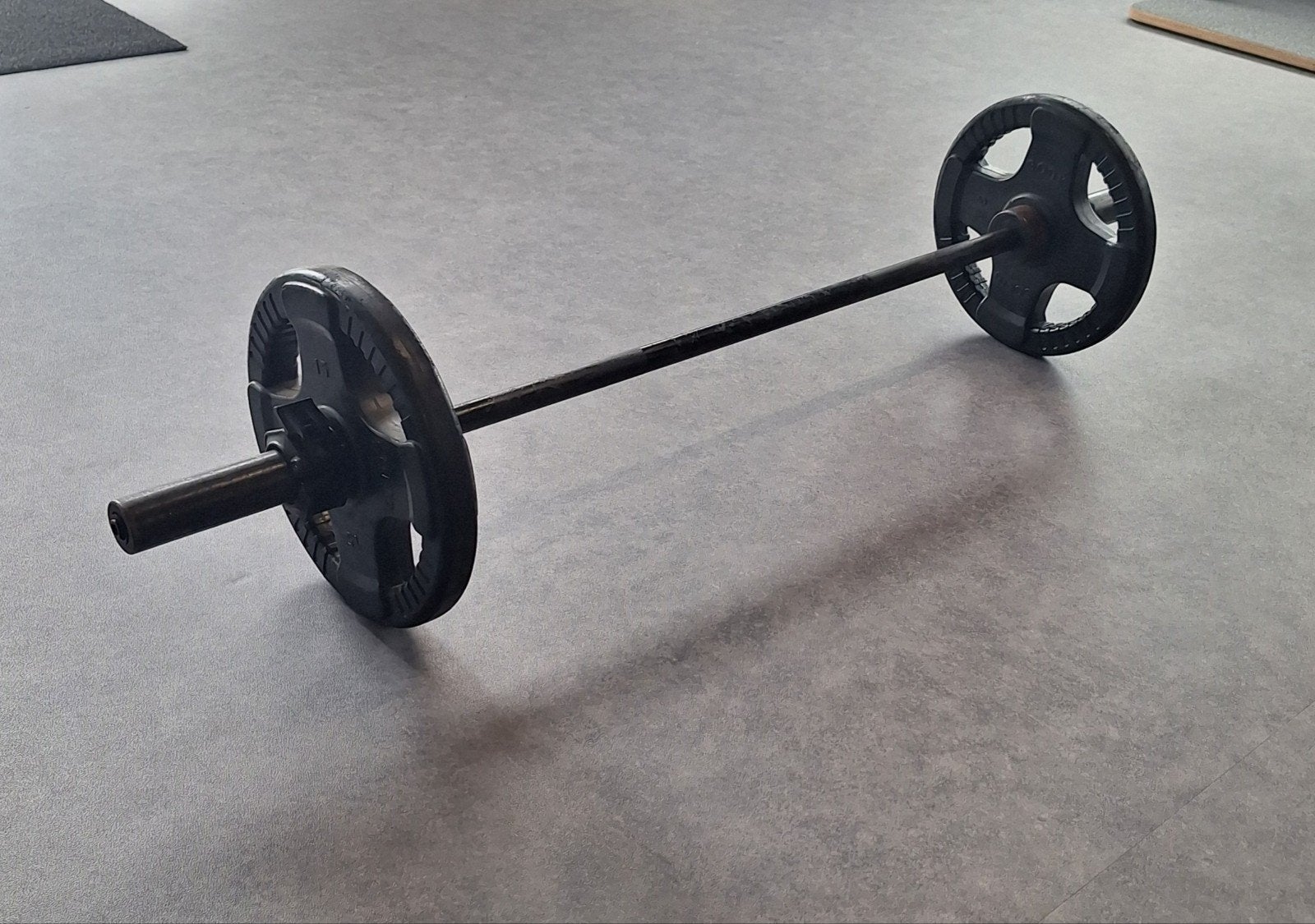 Halterstang met schijven en sluitingen, Sport en Fitness, Ophalen, Gebruikt, Armen, Halterset