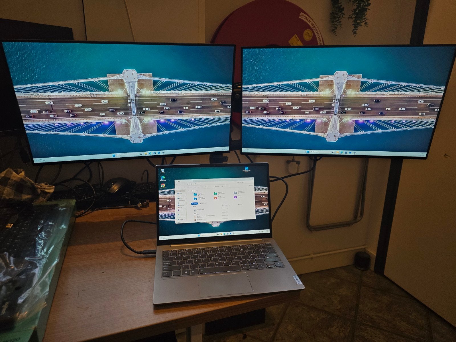 Nette complete werkplek bestaande uit 2 Dell U2422HE & meer!