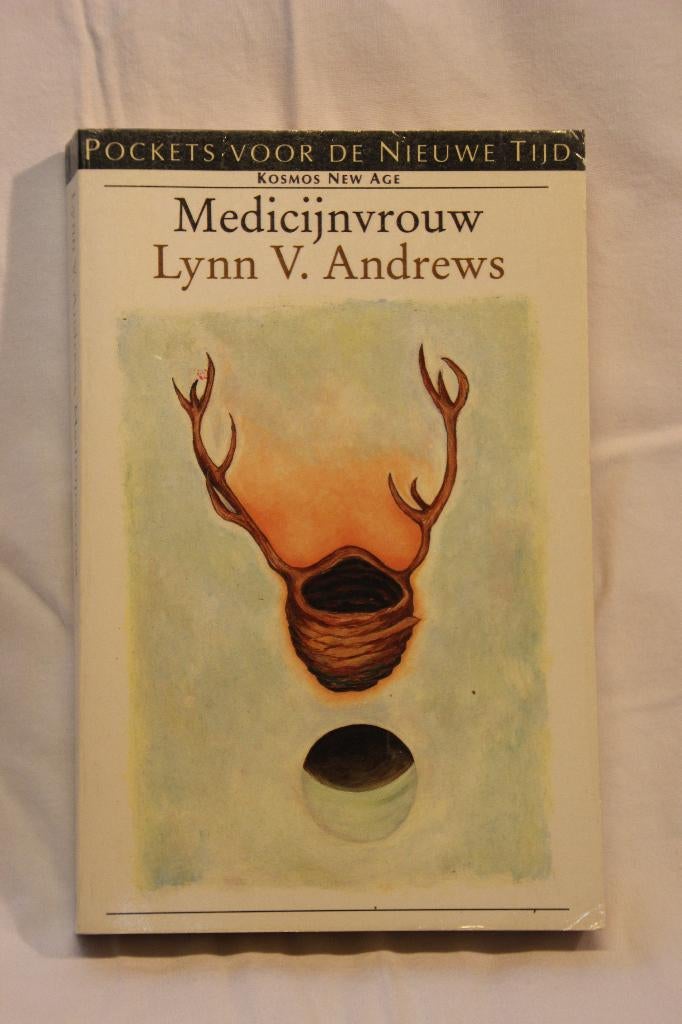 9421  Lynn Andrews - Medicijnvrouw, Boeken, Gelezen, Ophalen of Verzenden, Lynn V. Andrews, Spiritualiteit algemeen