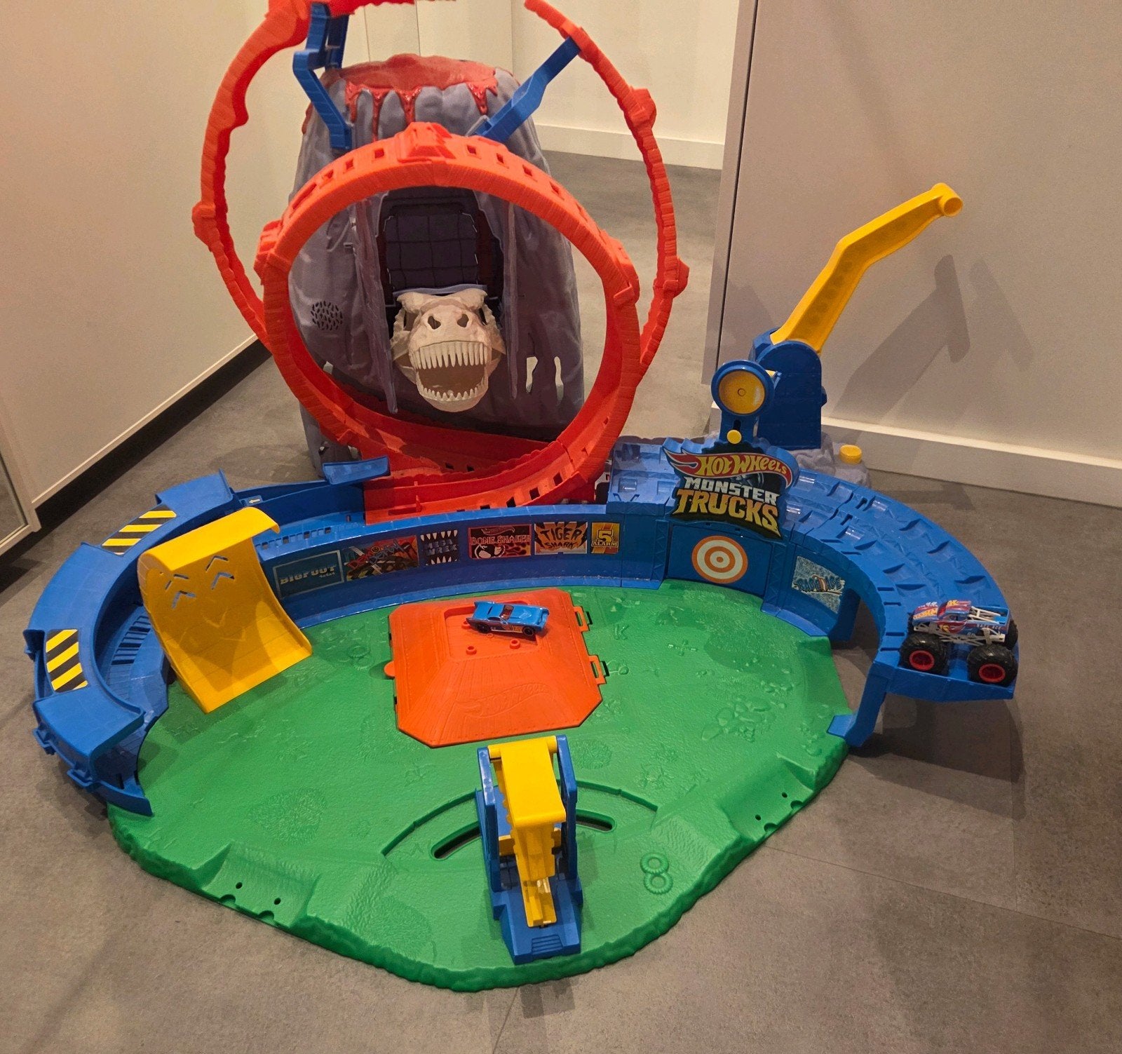 Hot Wheels Monster Trucks T-Rex Volcano Arena Speelset, Ophalen, Zo goed als nieuw