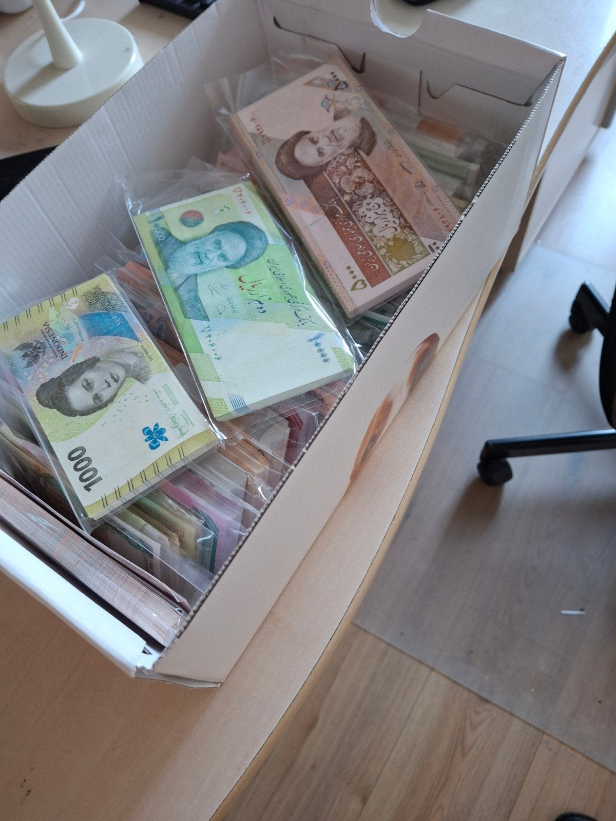 Doos met ca. 2600 bijna UNC biljetten wereldwijd, Ophalen of Verzenden, Los biljet