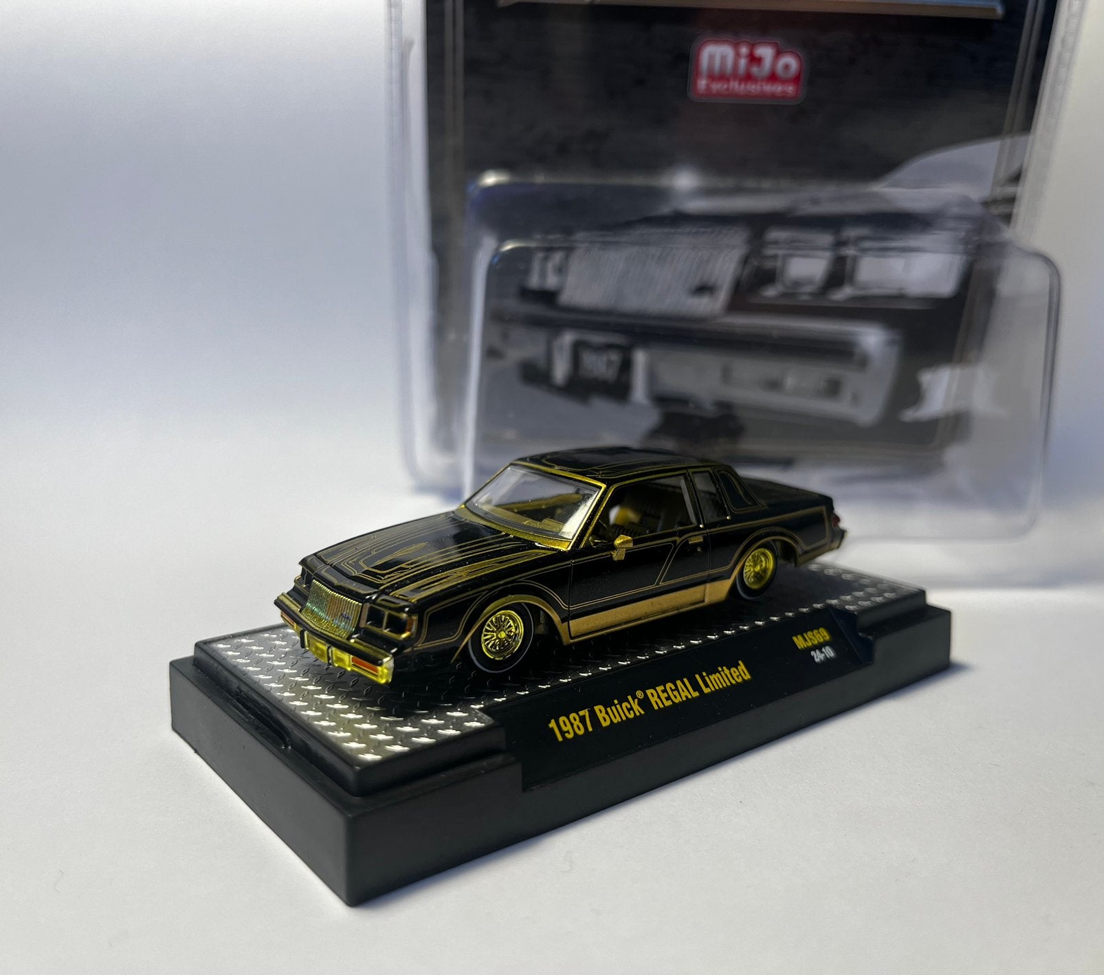 M2 Machines 1/64 1987 Buick REGAL Limited, goud en zwart., Ophalen of Verzenden, Zo goed als nieuw, Auto