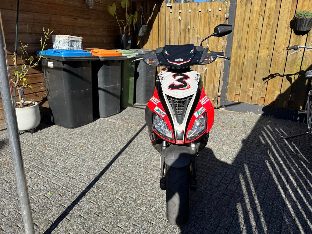 Aprilia SR 50 factory - Zo goed als nieuw, Fietsen en Brommers, Ophalen, Tweetakt, SR 50, Zo goed als nieuw