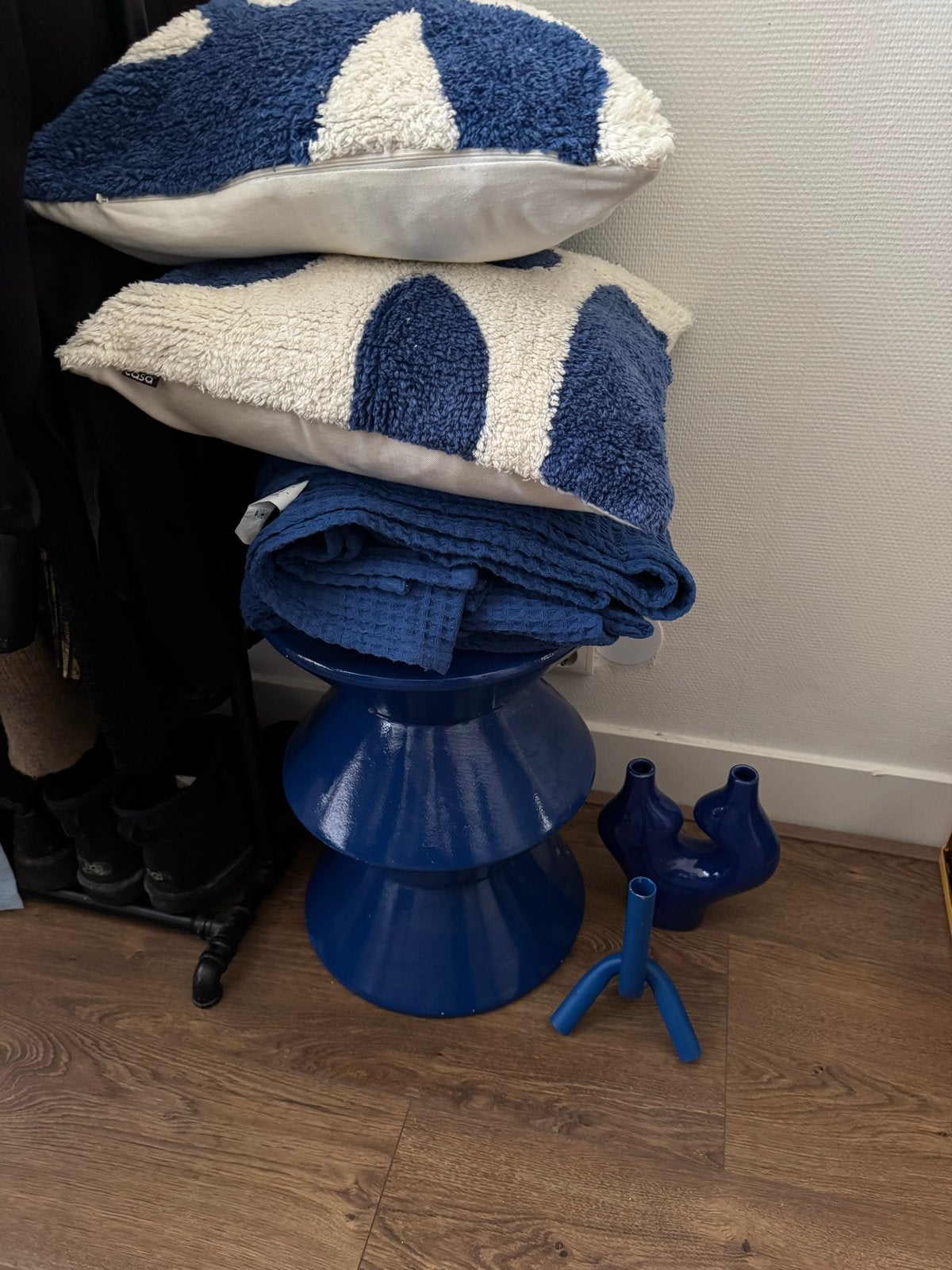 Blauwe bijzettafel/sprei/vaas/kaarsenhouder/sierkussens, Ophalen of Verzenden, Gebruikt, Overige materialen
