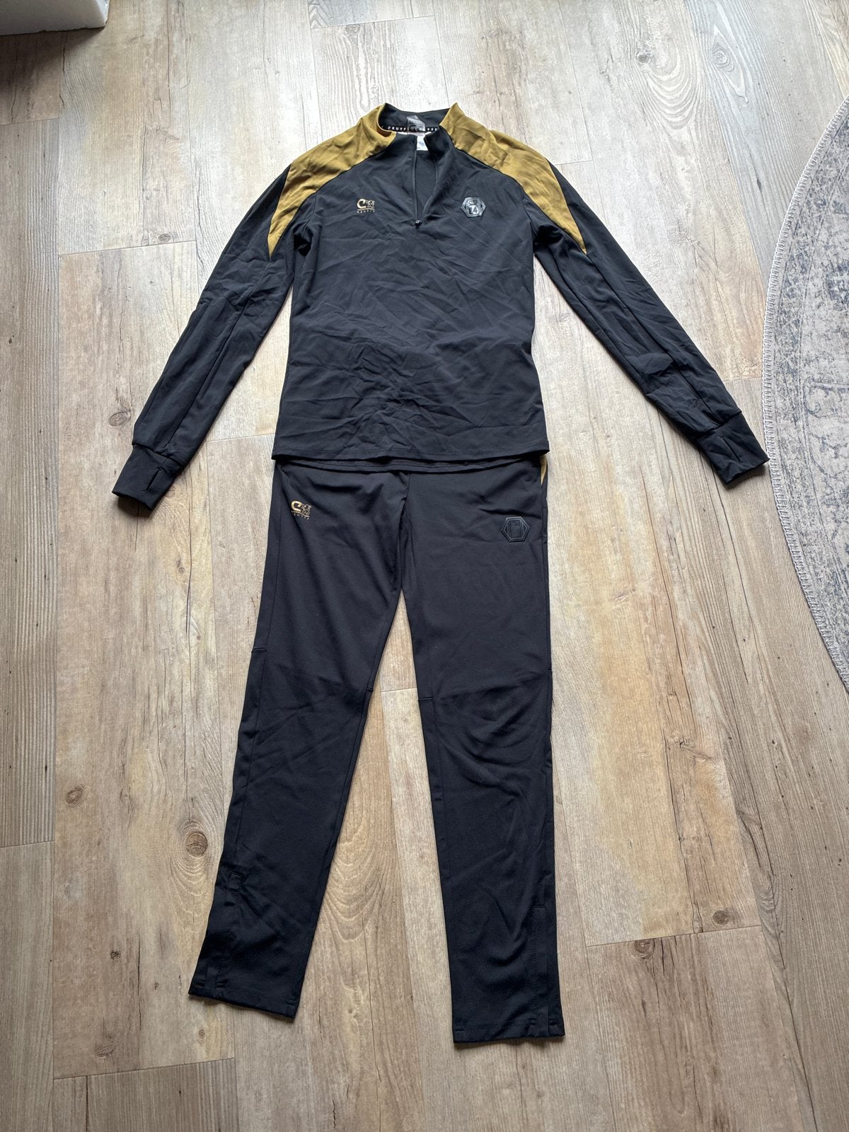 Cruyff trainingspak zwart/goud maat 164, Ophalen of Verzenden, Zo goed als nieuw, Jongen of Meisje, Sport- of Zwemkleding