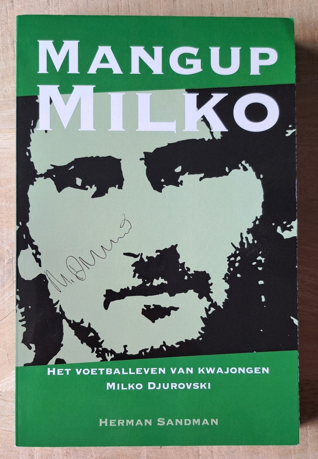 Mangup Milko: Het voetballeven van kwajongen Milko Djurovski, Ophalen of Verzenden, Zo goed als nieuw, Balsport