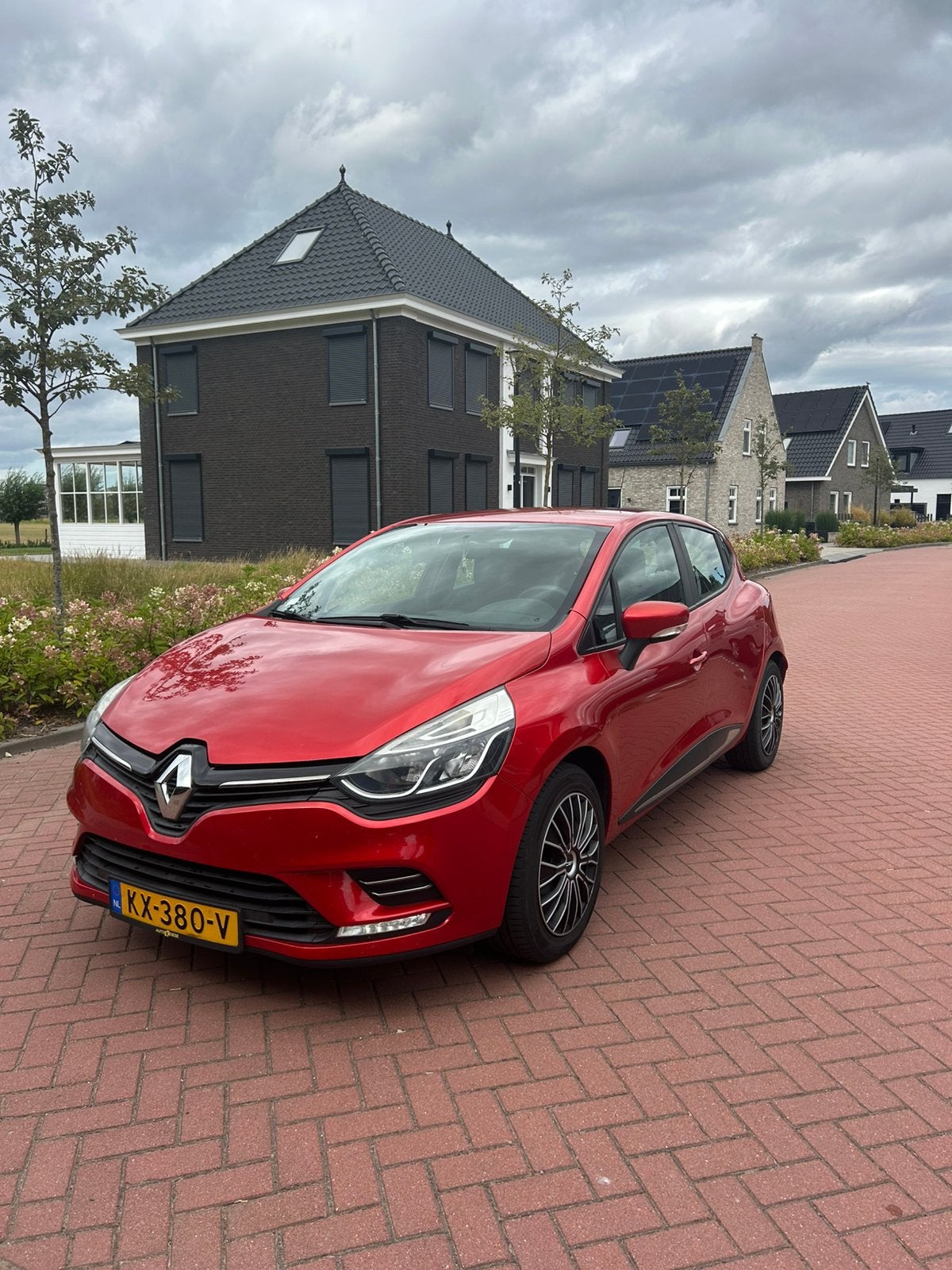 Renault Clio Energy TCe 90pk Eco2 S&S 2016 Rood, Auto's, Voorwielaandrijving, 898 cc, 1057 kg, 49 €/maand