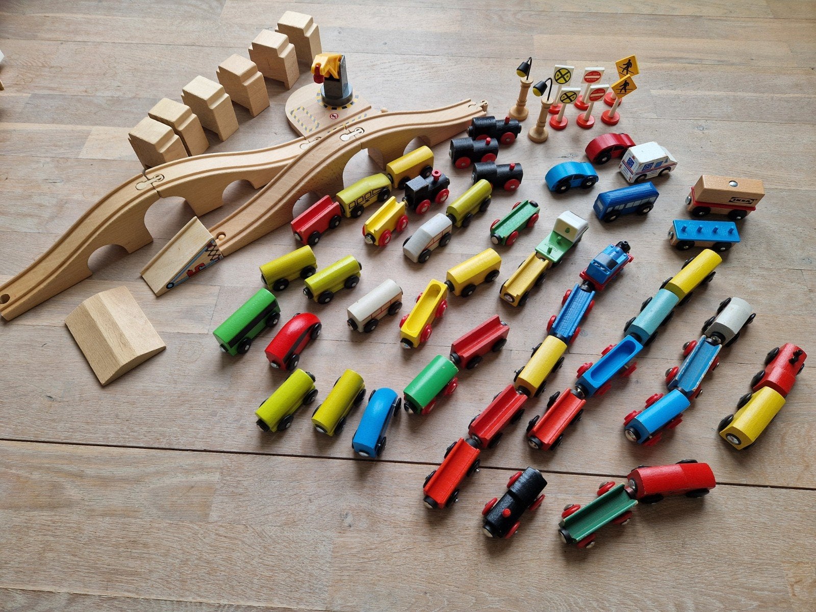 Heel veel treinen en treinbaan accessoires Brio Ikea, Ophalen of Verzenden, Gebruikt