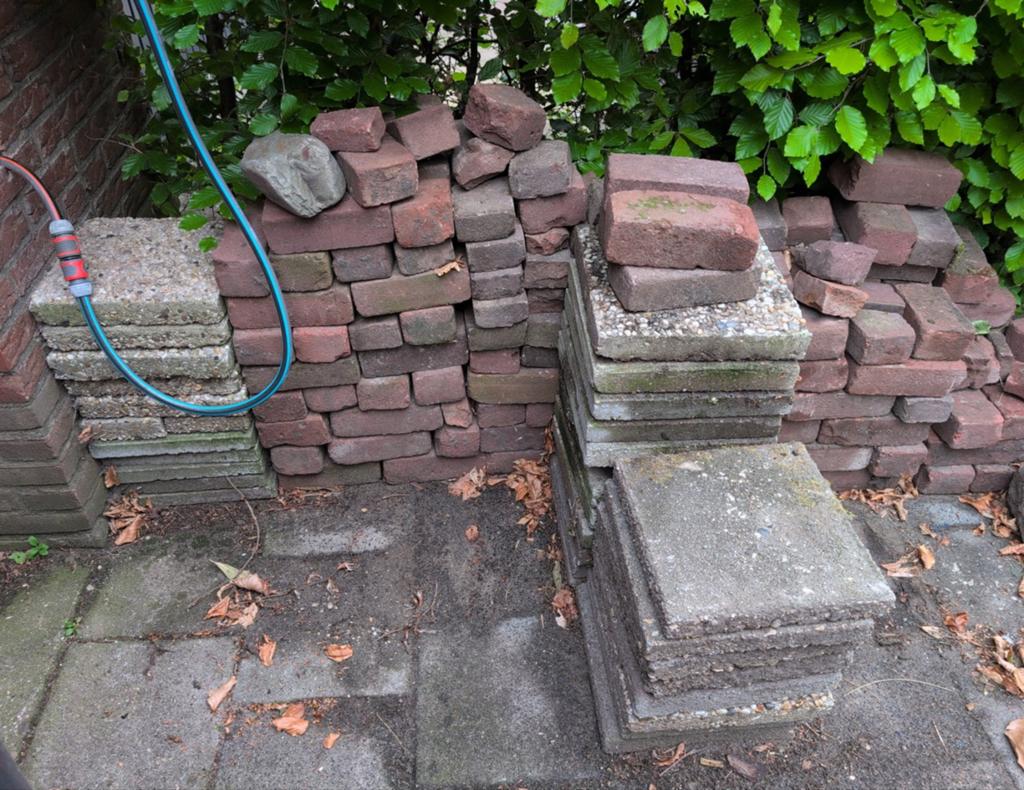 Gratis ophalen: Klinkers, tegels, basalt keien, Tuin en Terras, Tegels en Klinkers, Ophalen, Gebruikt, Klinkers, Minder dan 5 m²