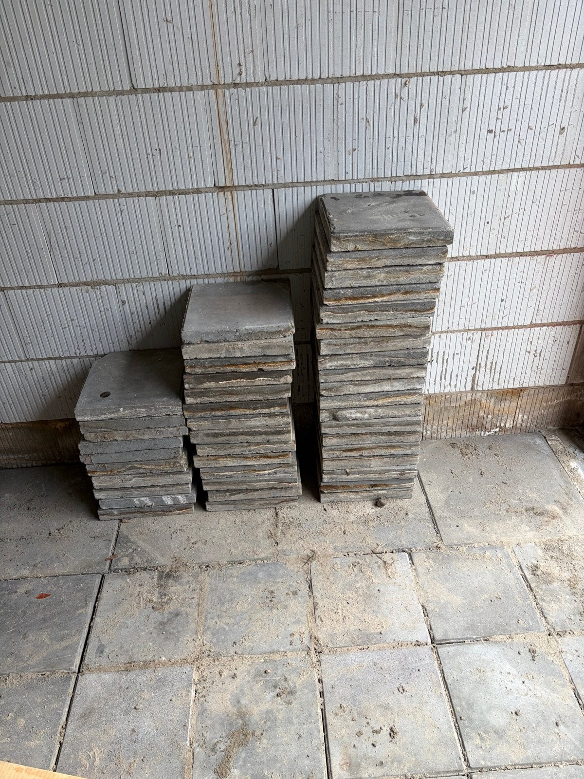 40 gebruikte betontegels 30x30x5 cm GRATIS !!!, Ophalen, Overige materialen, Gebruikt, 20 tot 40 cm