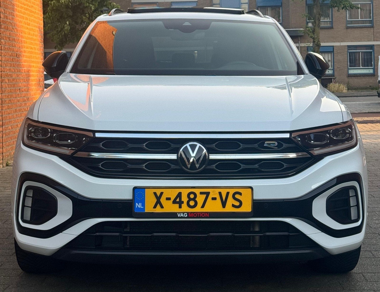 Volkswagen T-Roc 2022| 3x R-Line PANO | 1.5 TSI 150PK |, 1258 kg, 1498 cc, 4 cilinders, Wit