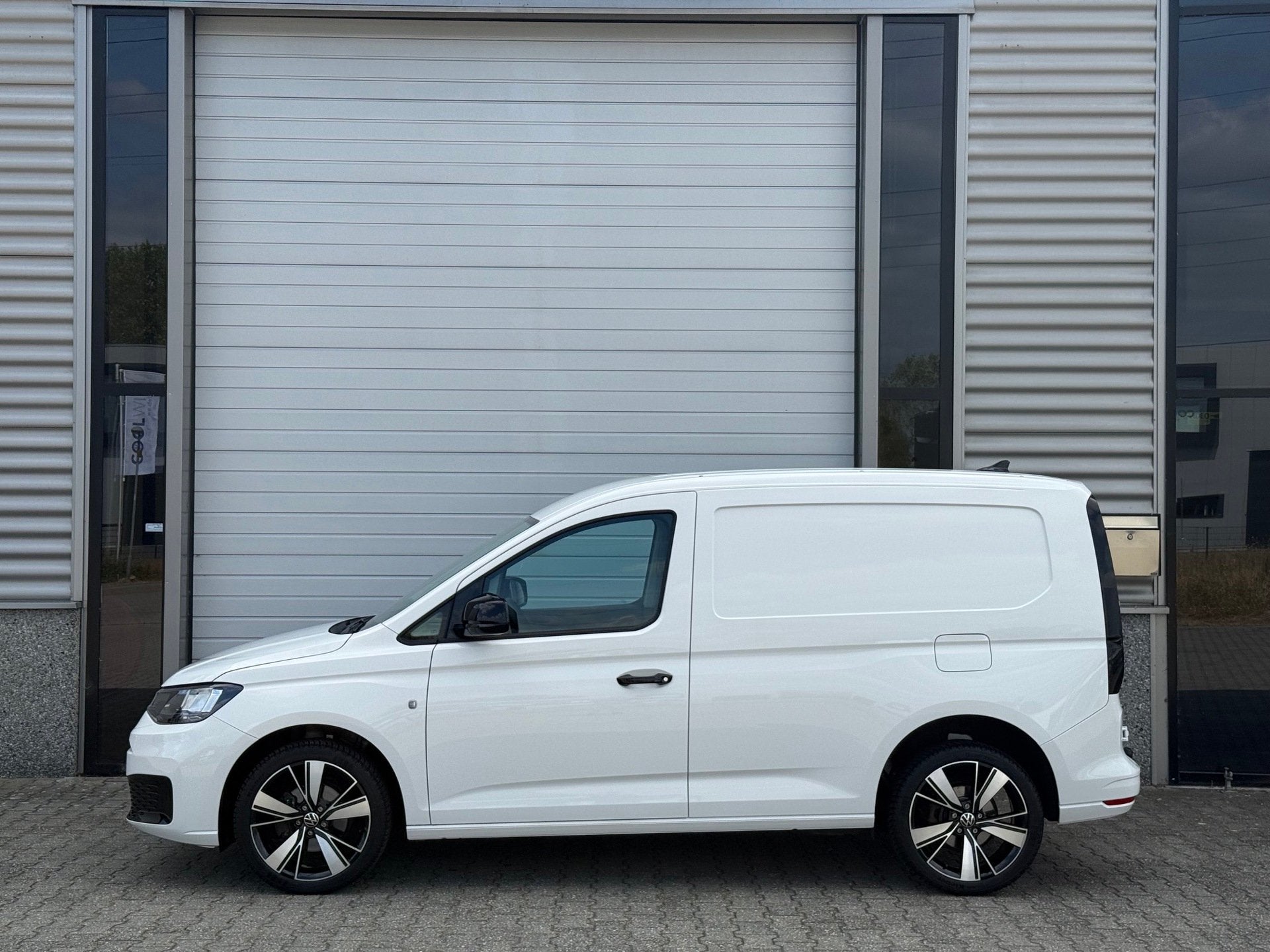 Volkswagen Caddy Cargo 2.0 TDI Leder Trekhaak Carplay, Auto's, Gebruikt, Zwart, 4 cilinders, Volkswagen