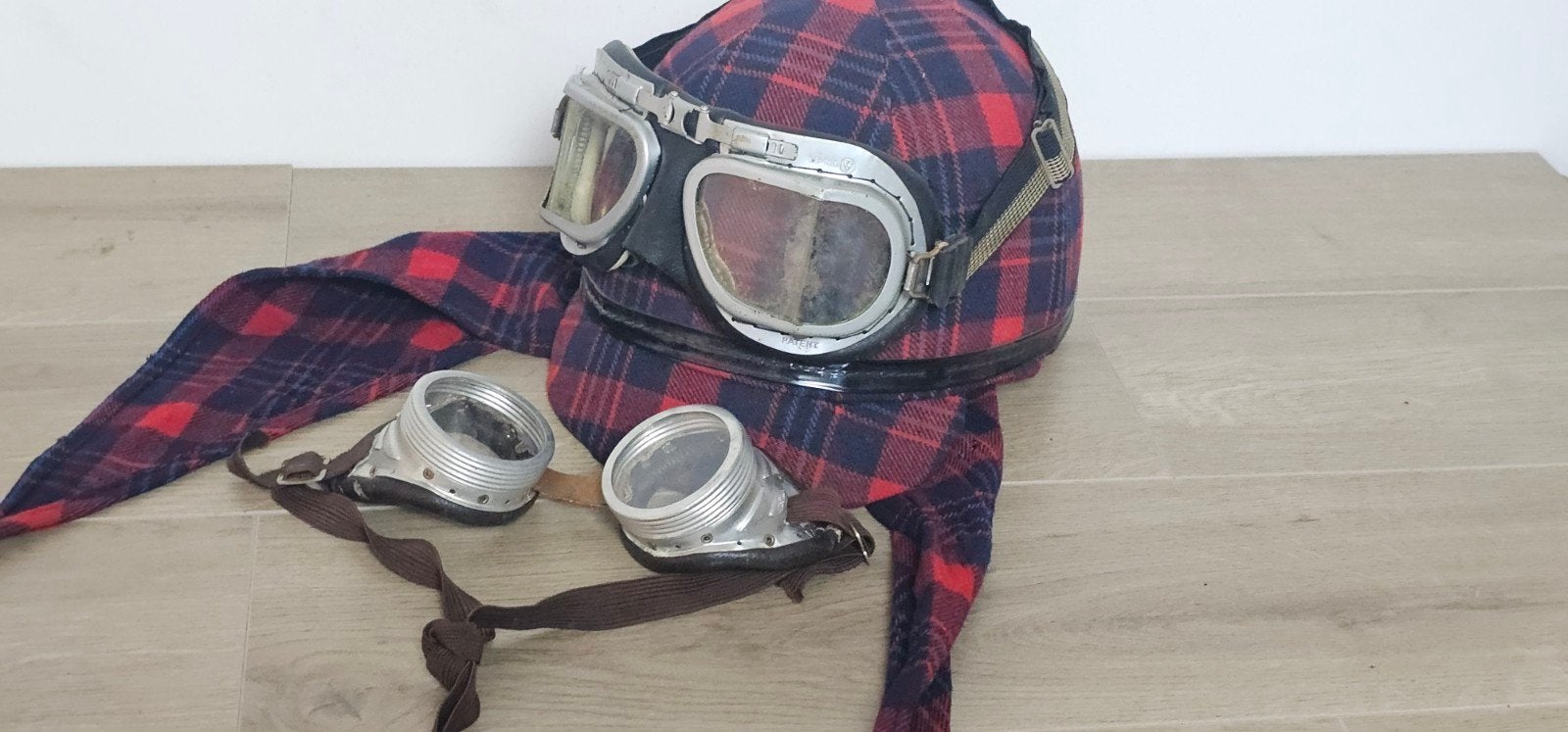 Vintage bromfiets helm met bril - rood geruit, Ophalen of Verzenden