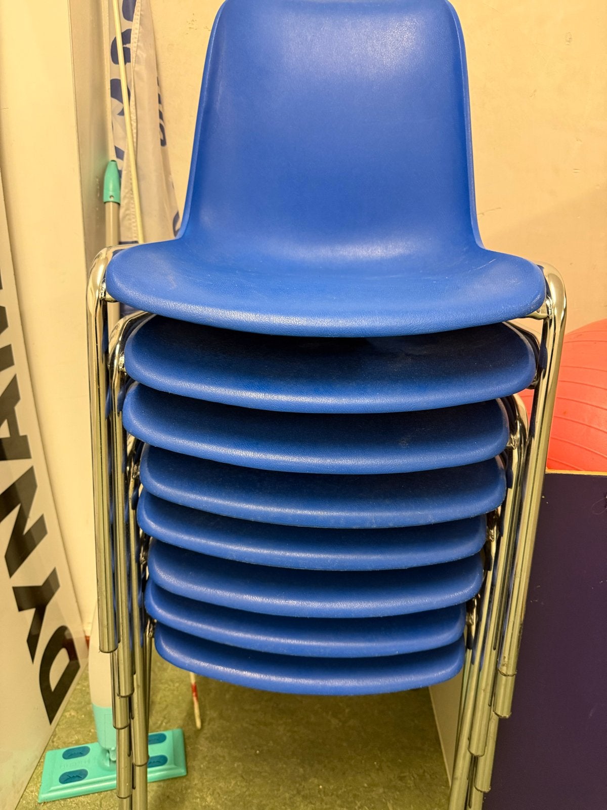 Stapelbare blauwe stoelen met metalen frame, Ophalen, Kunststof, Gebruikt, Blauw