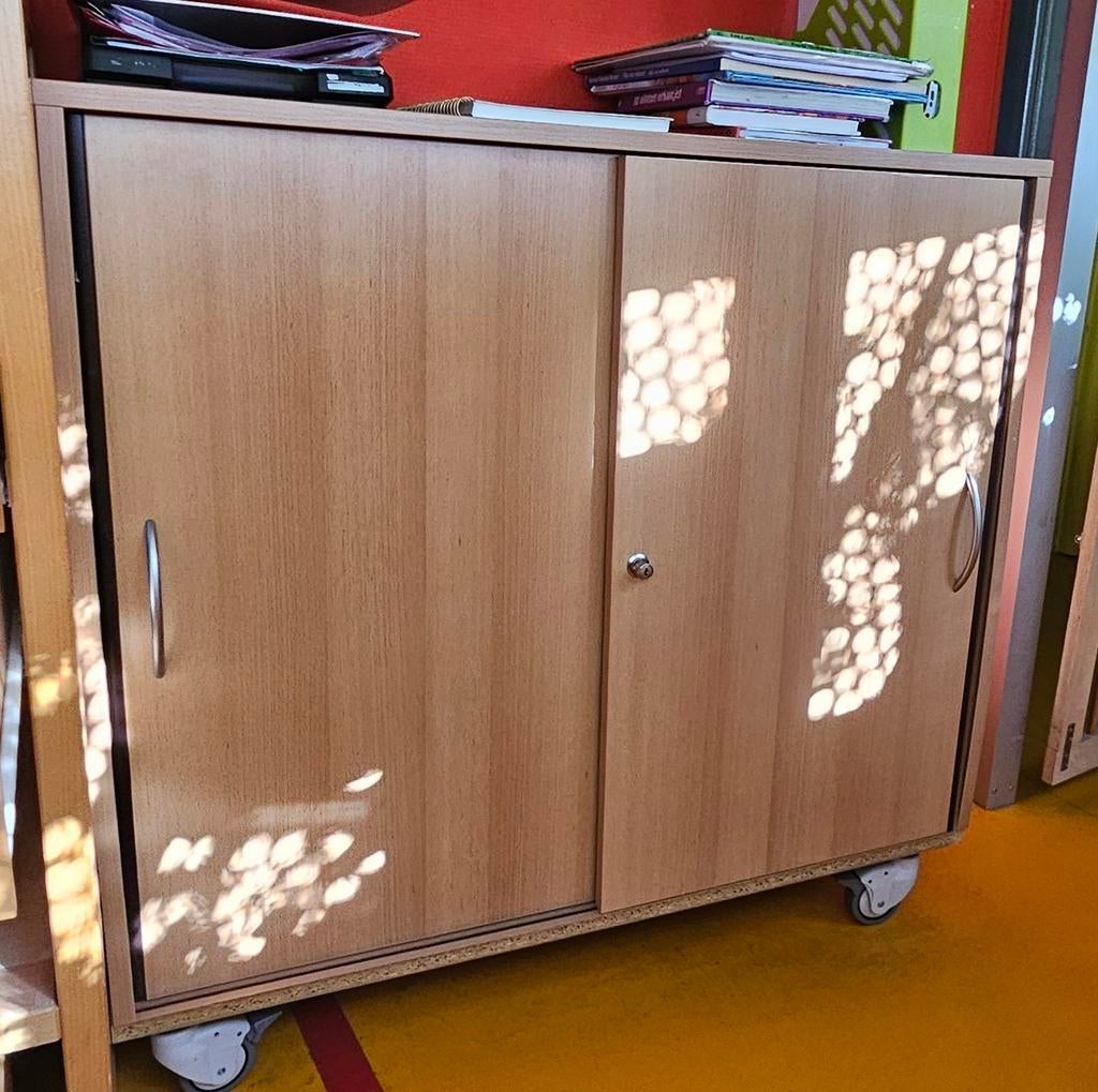 Professionele kinderopvang schuifdeurkast op wielen, Ophalen