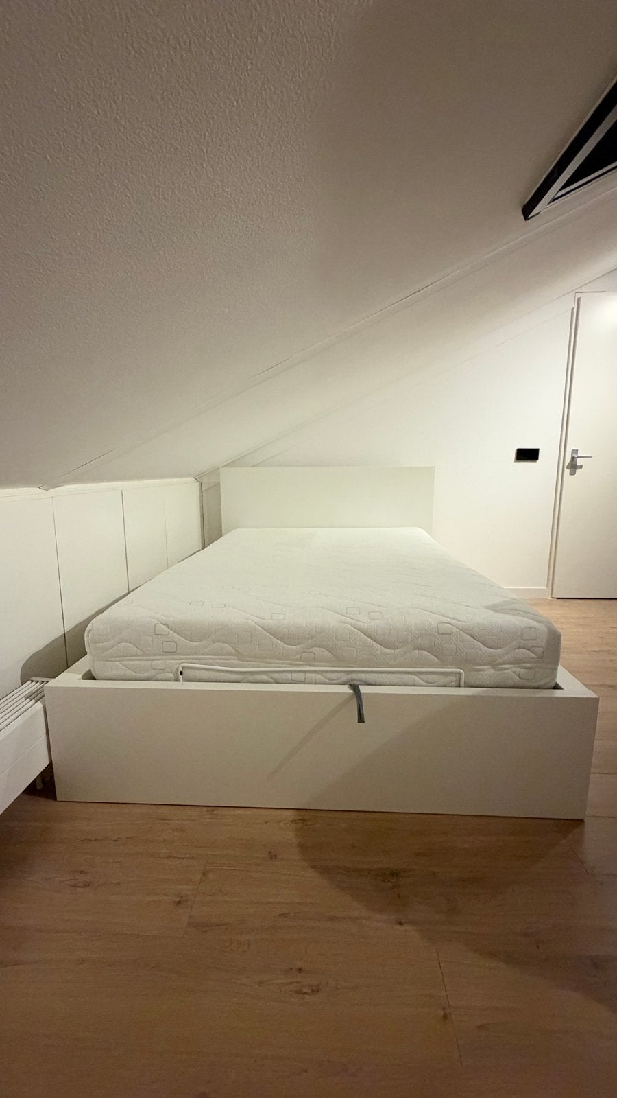 Bed 140cm met opbergruimte en BeterBed matras, Ophalen, Verstelbaar, Wit, Tweepersoons