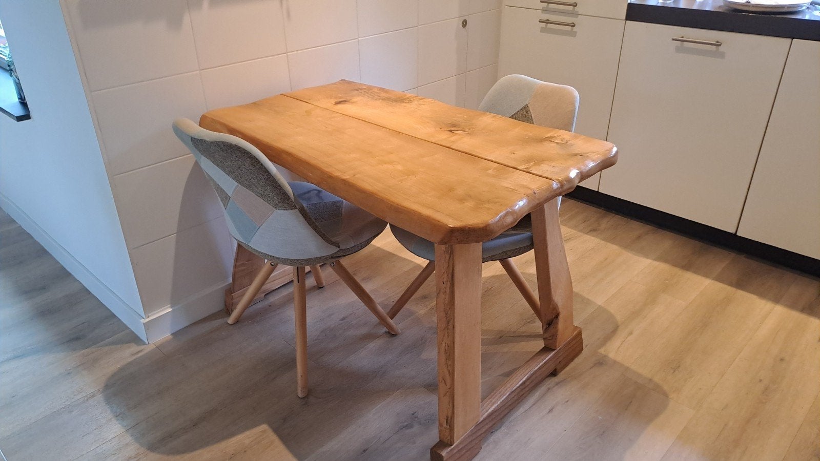 Massief houten eettafel met 2 stoelen, Huis en Inrichting, Ophalen, 100 tot 150 cm, Tot twee personen, 50 tot 100 cm