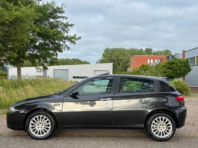 Alfa Romeo 147 1.6 T.Spark Veloce Collezione ECC Audio/CD Le, 1195 kg, Gebruikt, Zwart, 4 cilinders