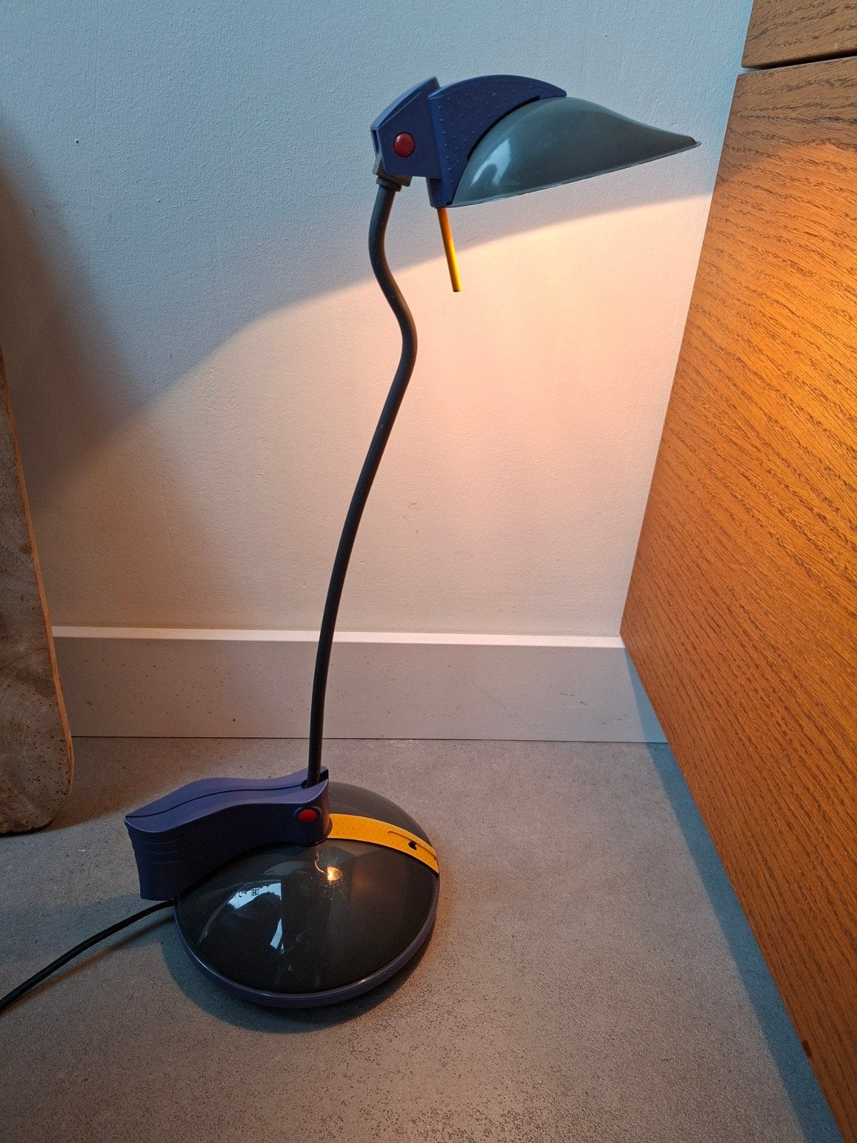 Vintage Brilliant Toekan Memphis stijl bureaulamp jaren 80, Gebruikt, Kunststof, Meerkleurig, Overige fittingen