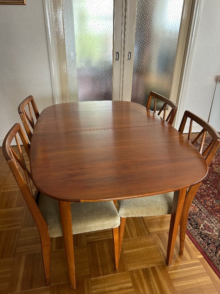 Uitschuifbare tafel met vier stoelen modern midcentury