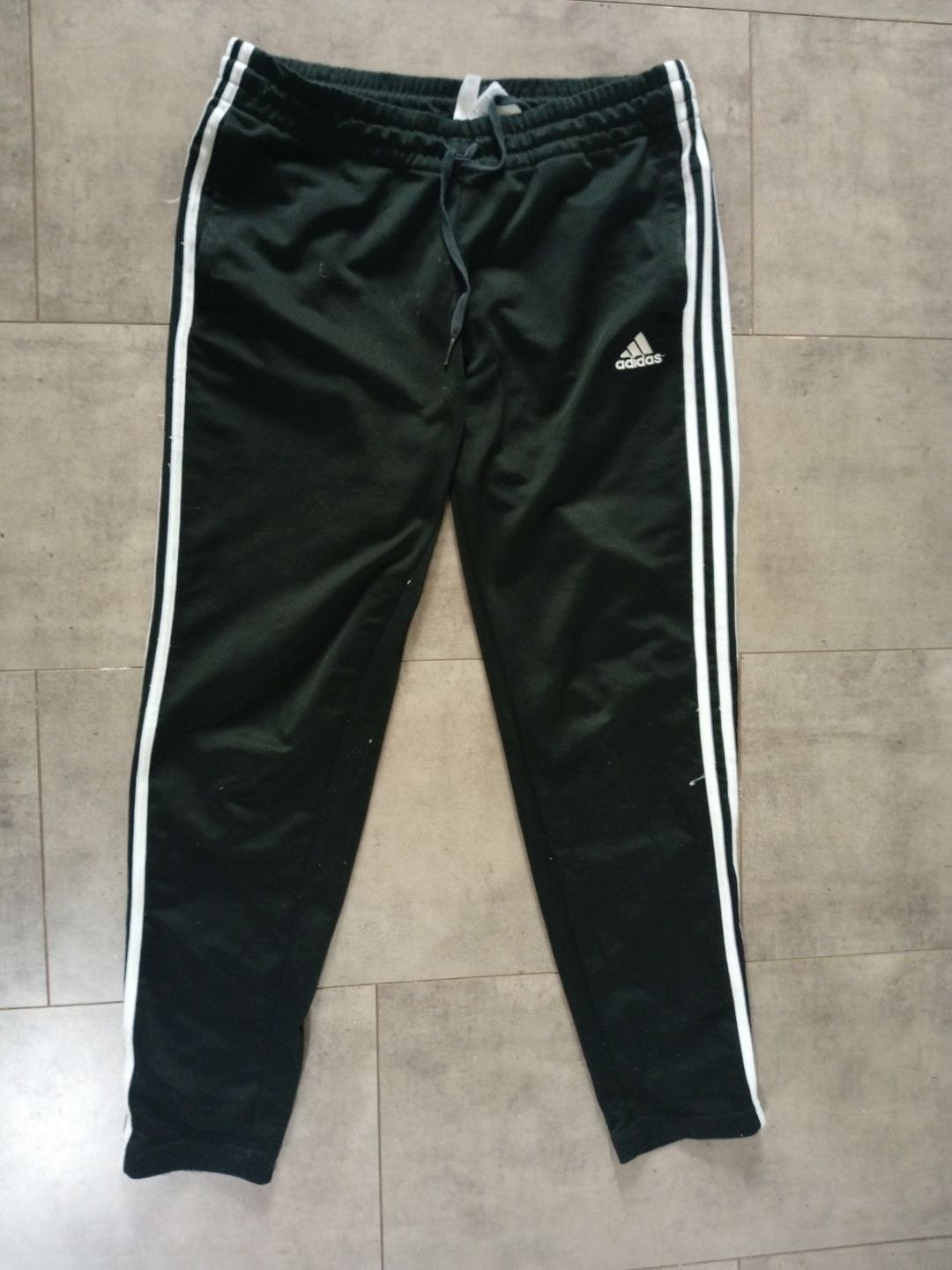 Adidas trainingsbroek - Donkergroen met witte strepen, Maat 38/40 (M), Ophalen of Verzenden, Fitness of Aerobics, Gedragen