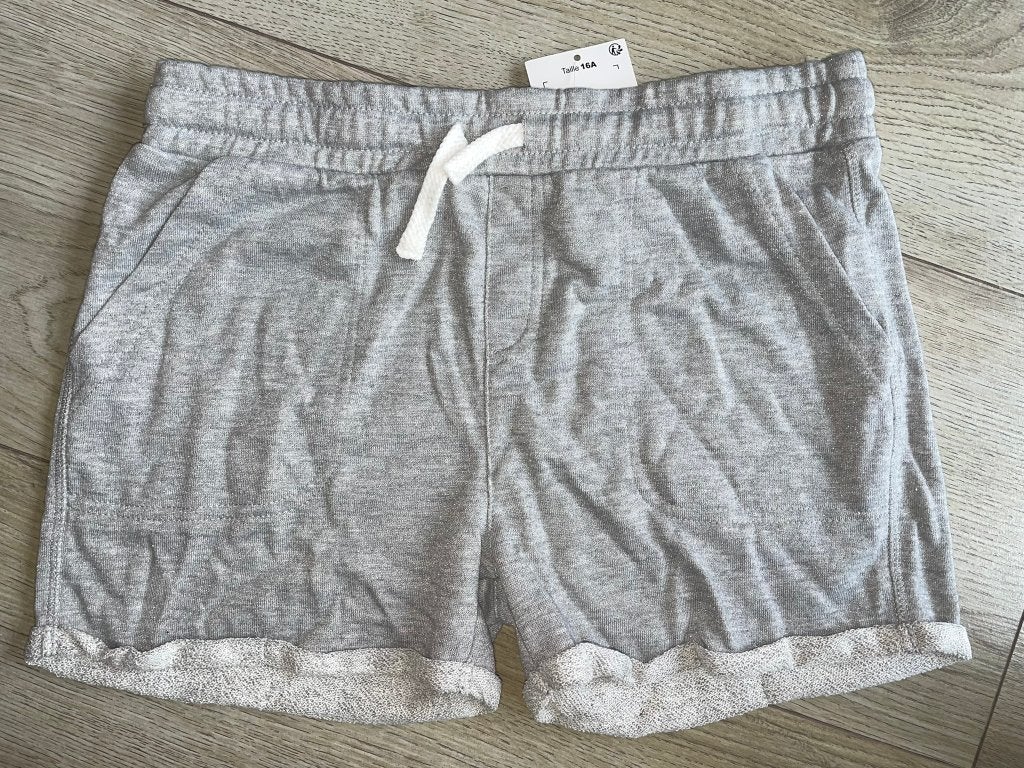 Nieuw met kaartje grijze shirt grijs broekje korte broek 176, Kinderen en Baby's, Kinderkleding | Maat 176, Verzenden, Nieuw, Meisje