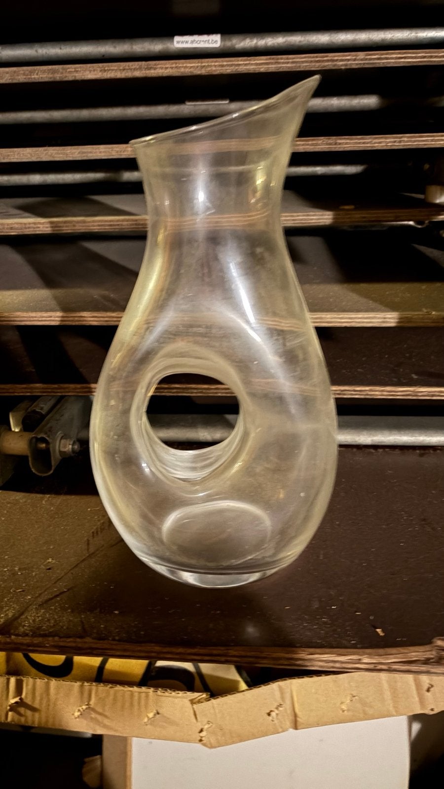 Glazen karaf met uniek design, Ophalen
