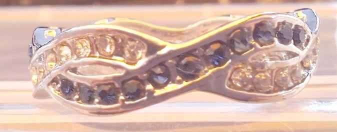 Zilverkleur ring met heldere/paarse strass. maat 19, Sieraden, Tassen en Uiterlijk, Ringen, Overige materialen, 19 tot 20, Nieuw