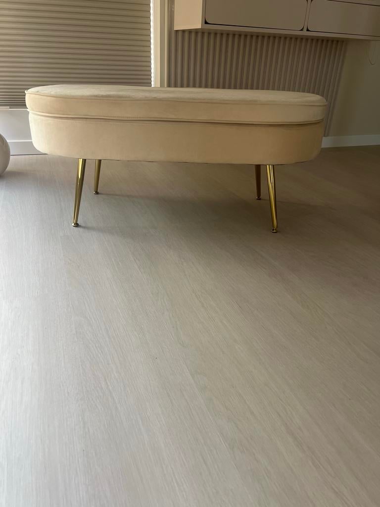 Lichtbeige poef met gouden poten, Gebruikt, Stof, Ovaal, 50 tot 75 cm