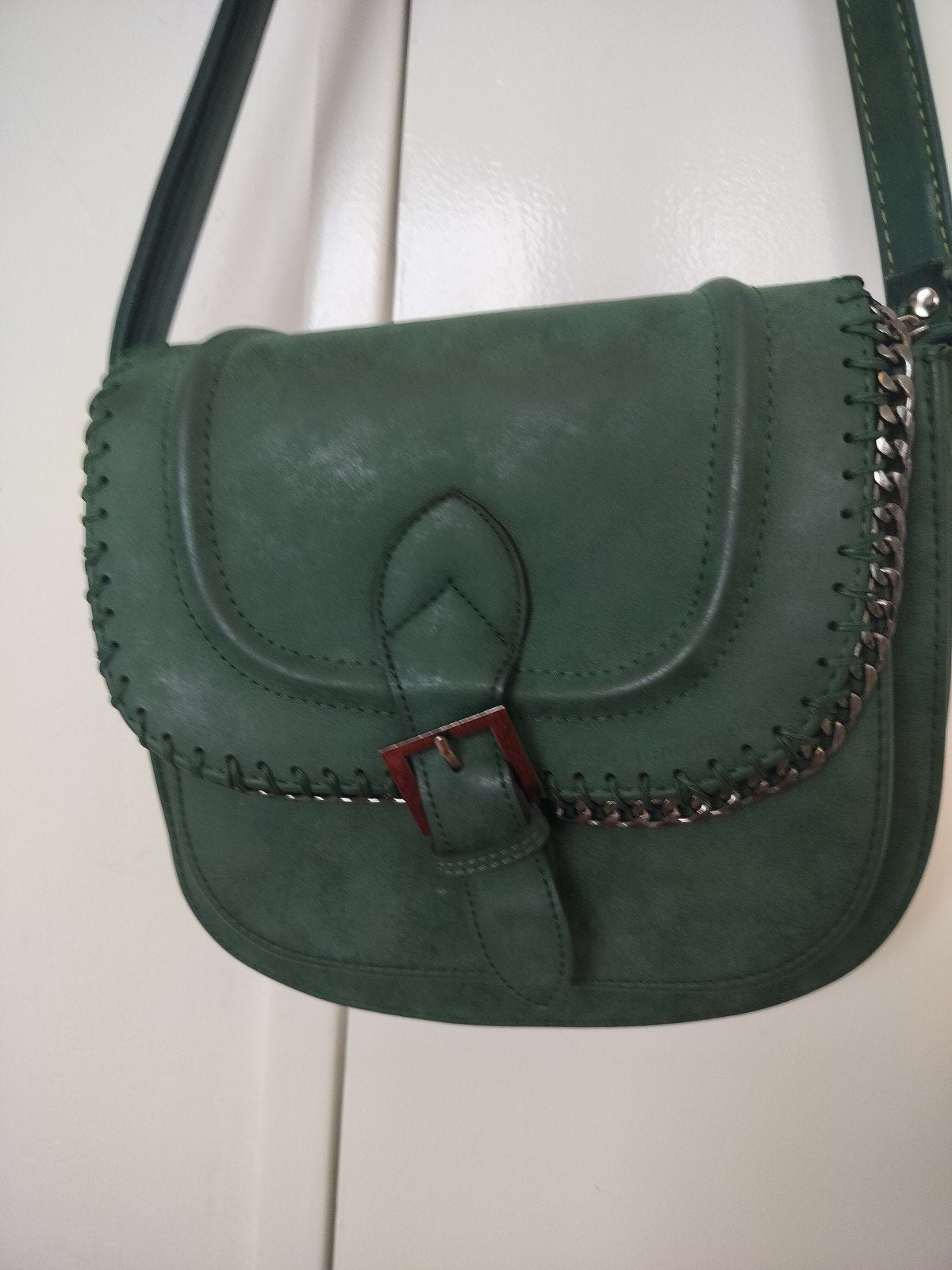 Donker groene suéde tas , 2421 cm, Ophalen of Verzenden, Zo goed als nieuw, Groen, Schoudertasje