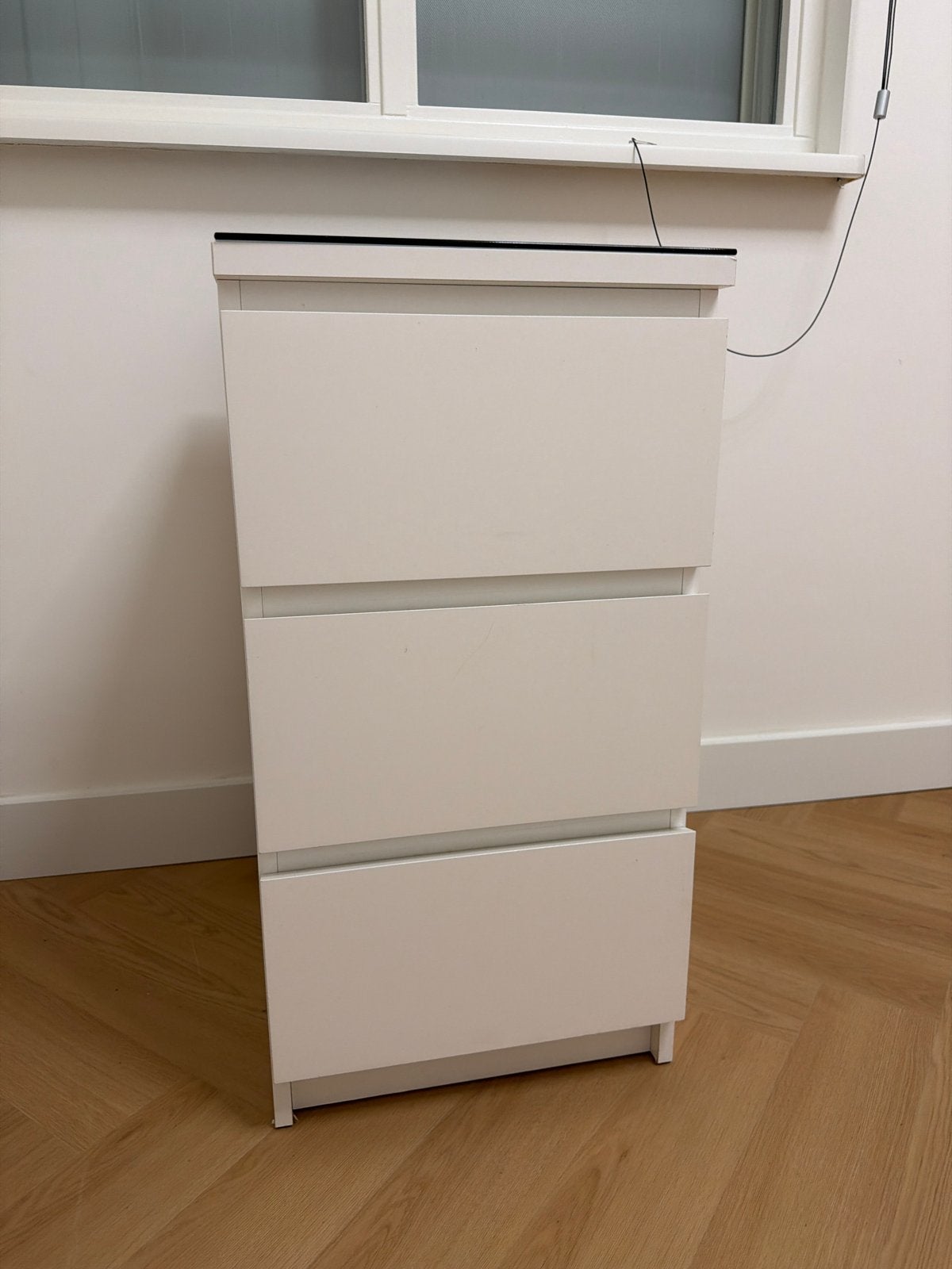 3-Drawer with Glass Top – White (Lift available), Ophalen, Overige materialen, Gebruikt, 100 tot 150 cm