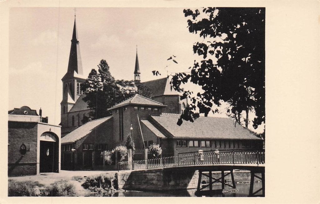 703-439-031 Monnikendam RK Kerk met St Josephschool, Verzamelen, Ophalen of Verzenden, Voor 1920, Noord-Holland