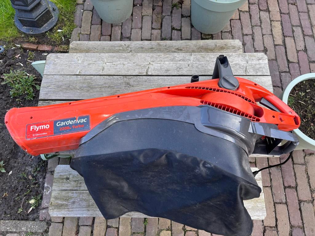 Flymo GardenVac 2200w Turbo Bladblazer/Bladzuiger, Tuin en Terras, Ophalen, Gebruikt, Handgedragen, Met opvangzak