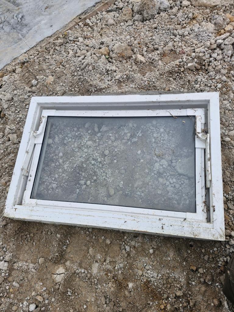 Gebruikt raamkozijn met dubbelglas, Doe-het-zelf en Verbouw, Glas en Ramen, Gevelraam of Ruit, Gebruikt, Minder dan 80 cm, 80 tot 120 cm