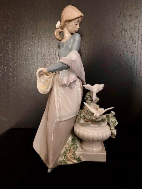 Lladro 5416 In the Garden, Ophalen of Verzenden, Zo goed als nieuw, Mens