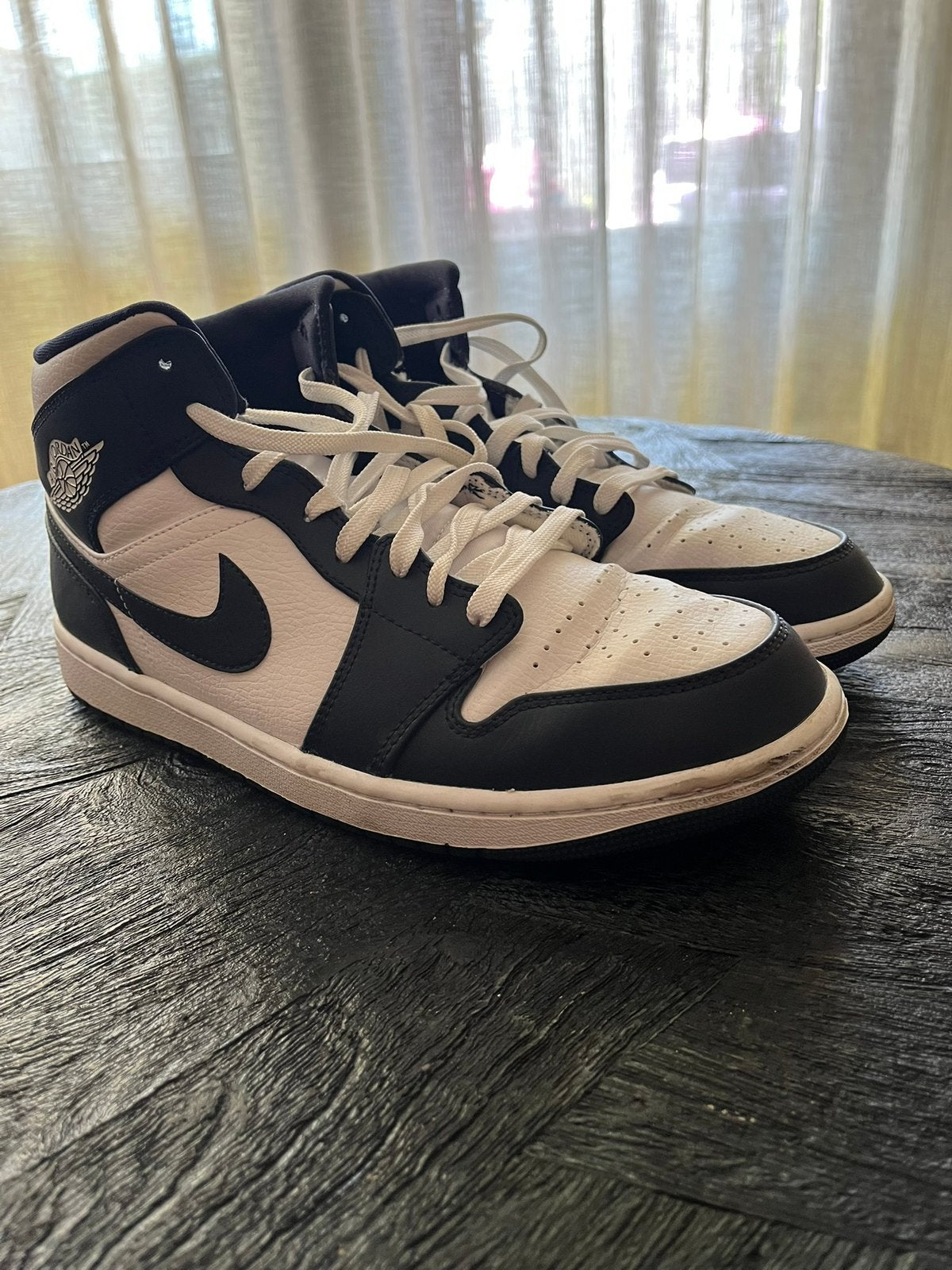 Nike Air Jordan 1 Mid White/Obsidian/Metallic Gold 45 EU, Kleding | Heren, Schoenen, Ophalen of Verzenden, Zo goed als nieuw, Wit