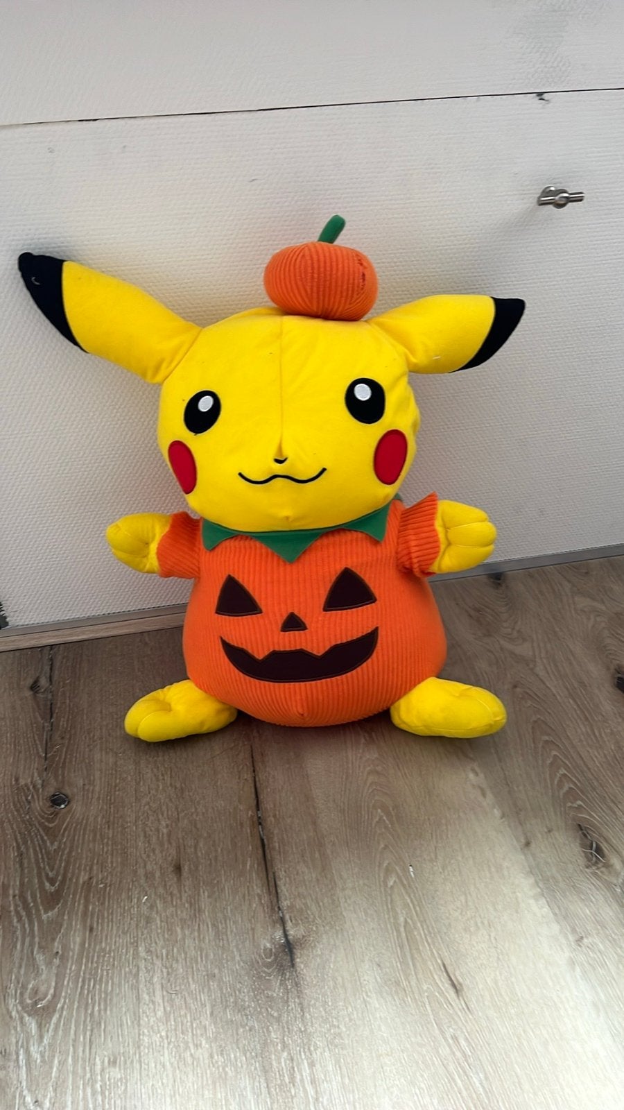 Grote Halloween Pikachu Knuffel - Zo goed als nieuw, Geel, Overige typen, Ophalen of Verzenden, Zo goed als nieuw