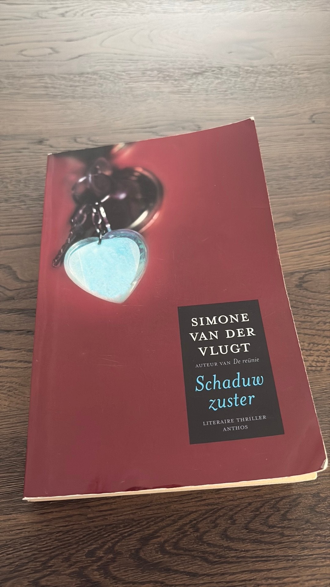 Schaduwzuster - Simone van der Vlugt (Literaire thriller), Boeken, Ophalen of Verzenden, Gelezen, Nederland