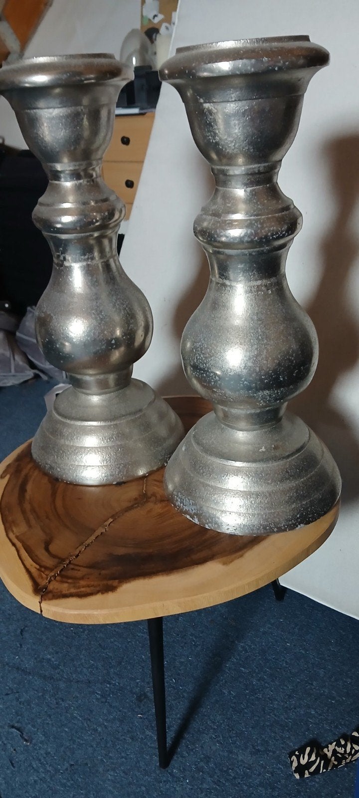 Twee grote metalen kandelaars - 60-70 cm hoog, Antiek en Kunst, Antiek | Kandelaars, Ophalen