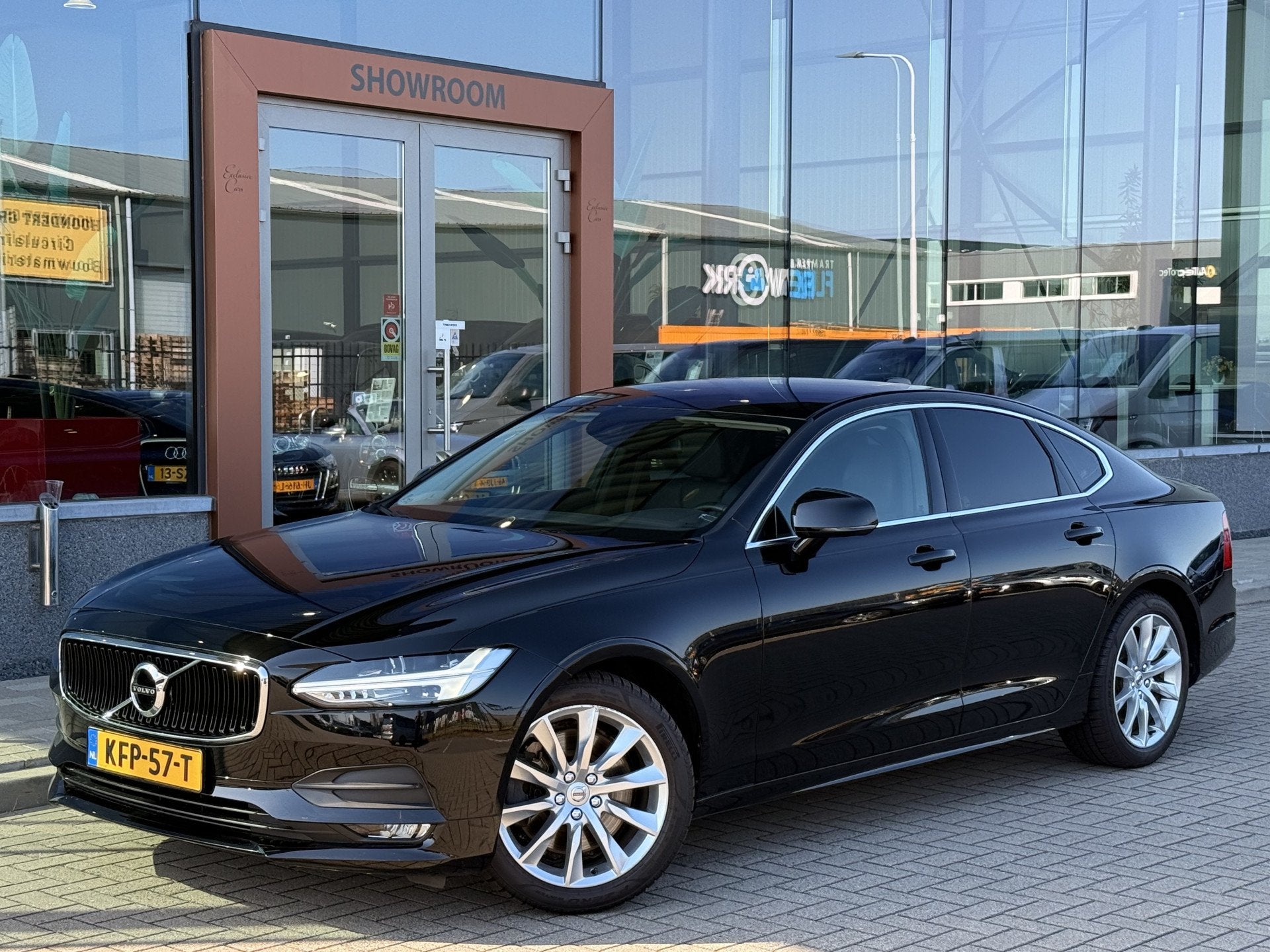 Volvo S90 2.0 T4 Momentum | Leder | Parkeersensor | ACC | Ap, 15 km/l, 1969 cc, Zwart, Leder