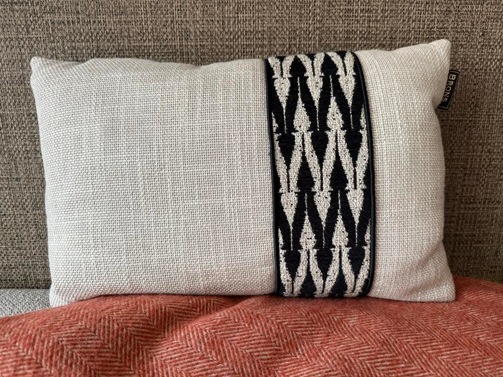 Sierkussen, Huis en Inrichting, Woonaccessoires | Kussens, Ophalen of Verzenden, Zo goed als nieuw, Zwart, Rechthoekig