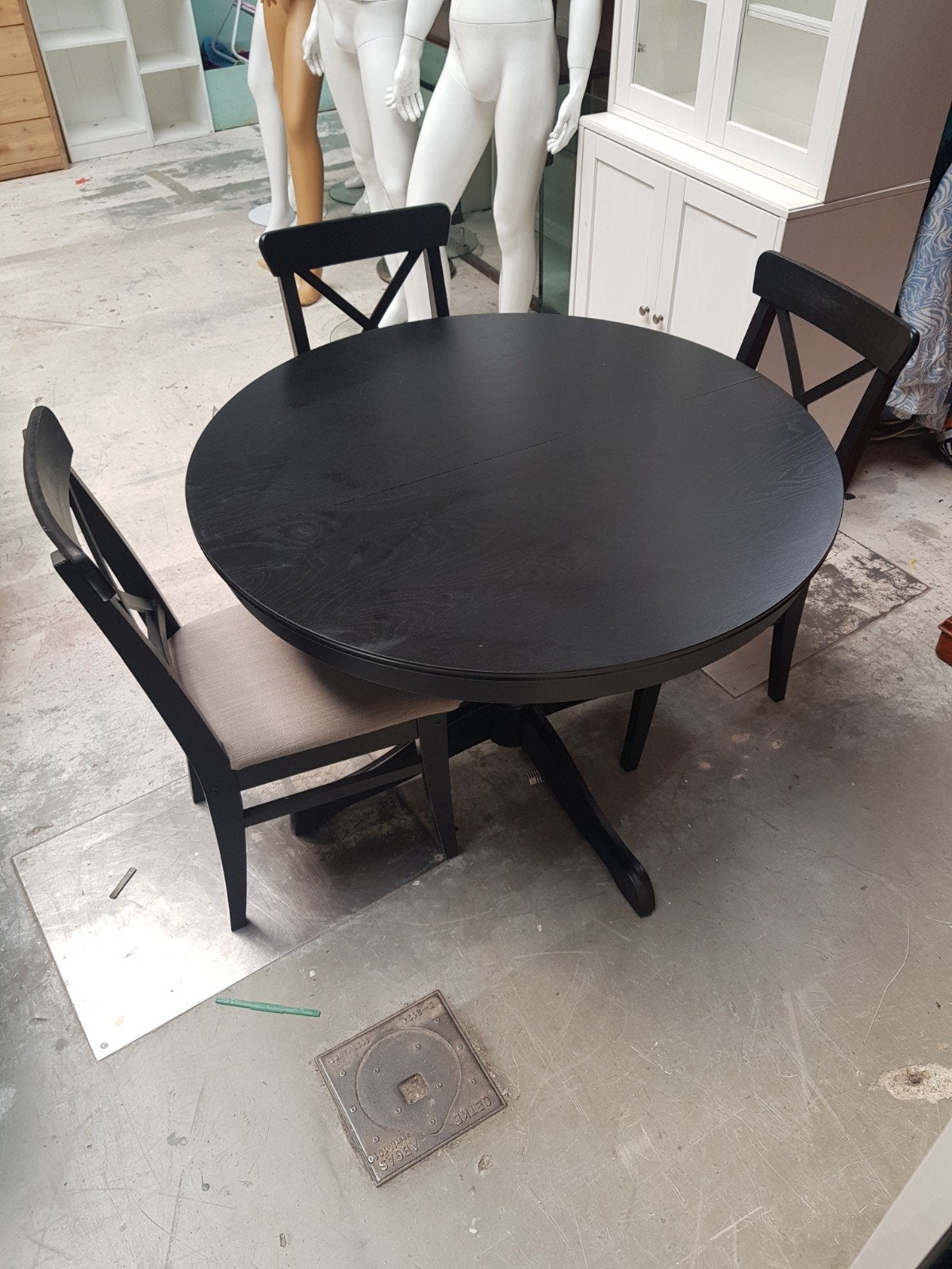 Zwarte ronde eettafel met 3 stoelen, Gebruikt, Overige materialen, Ophalen of Verzenden, Onbekend