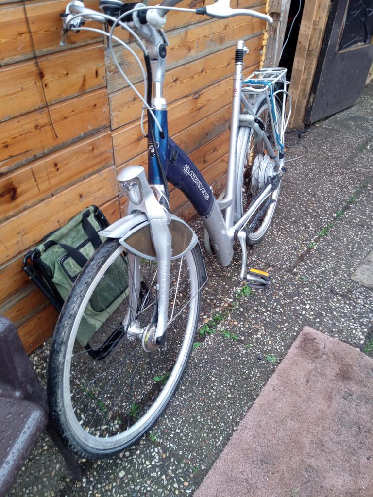 Batavus E-bike met lage instap en versnellingen, Fietsen en Brommers, Fietsen | Dames | Damesfietsen, Velgrem, Batavus, Ophalen of Verzenden