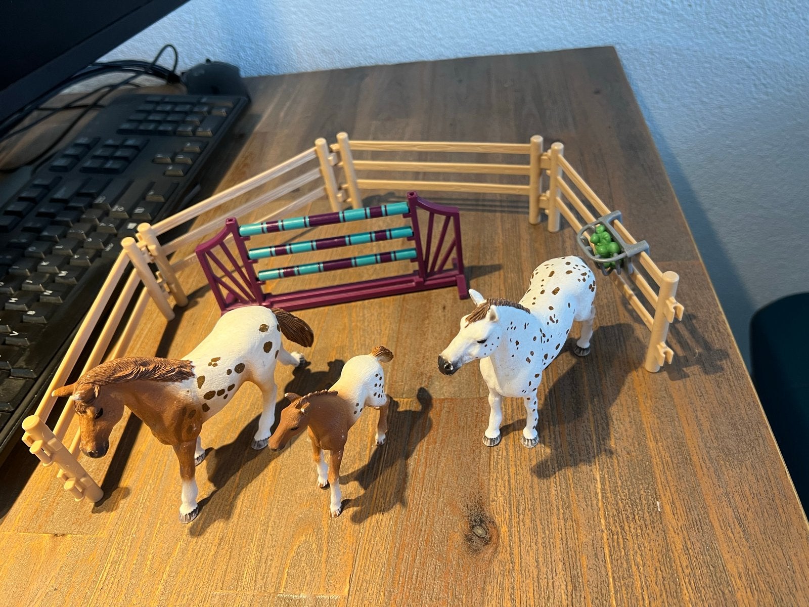 Schleich 42433 paarden set met omheining en hindernis, Ophalen of Verzenden, Gebruikt