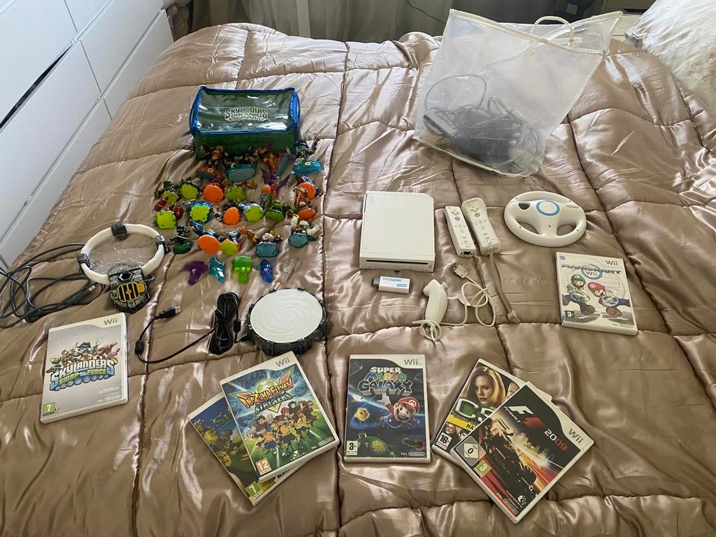 Complete wii met 9 spellen en skylander bundel, Spelcomputers en Games, Ophalen of Verzenden, Zo goed als nieuw, Sport, 3 spelers of meer